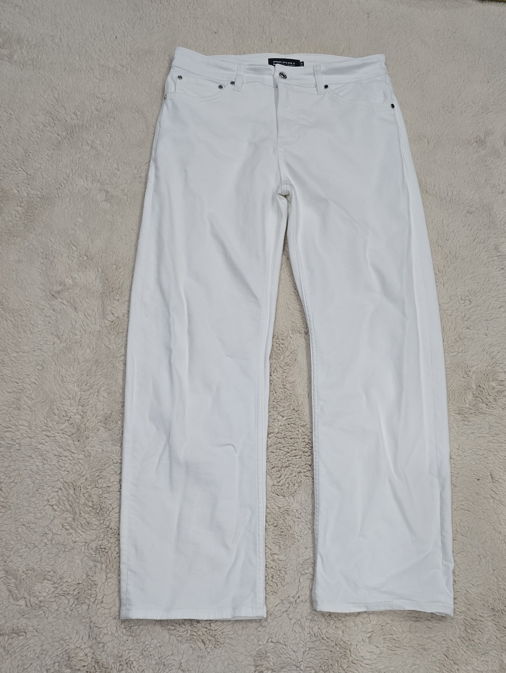 White Straight-Leg Jeans - Classic Clean Style